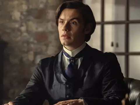 Louis Partridge em House of Guinness (Reprodução)