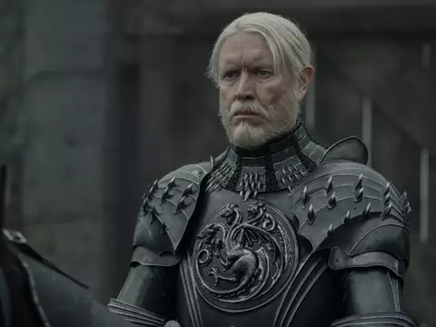 Fotografía de Sam Spruell como Maekar Targaryen en Un caballero de los Siete Reinos.