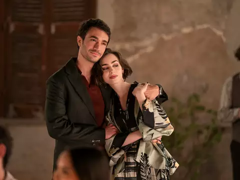 Emily e Marcello na 5ª temporada de Emily em Paris (Divulgação/Netflix)