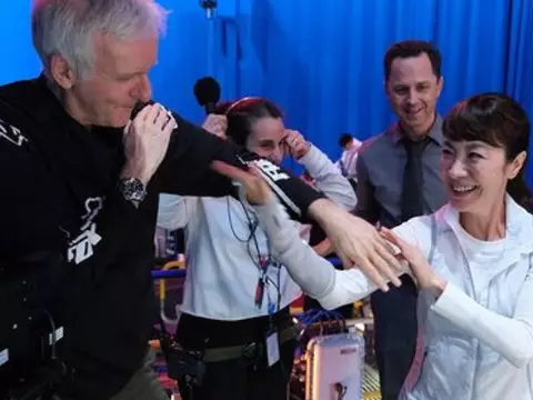 James Cameron e Michelle Yeoh, no set de gravação de Avatar