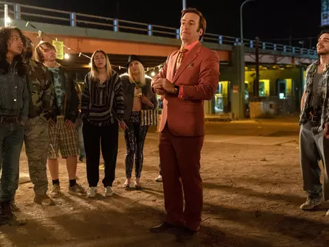 Bob Odenkirk de pé com um terno vermelho em Better Call Saul