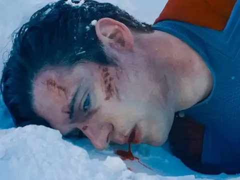 James Gunn explica como novo Superman se diferencia dos filmes de Zack Snyder