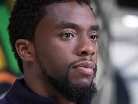 Chadwick Boseman em Pantera Negra (Marvel)