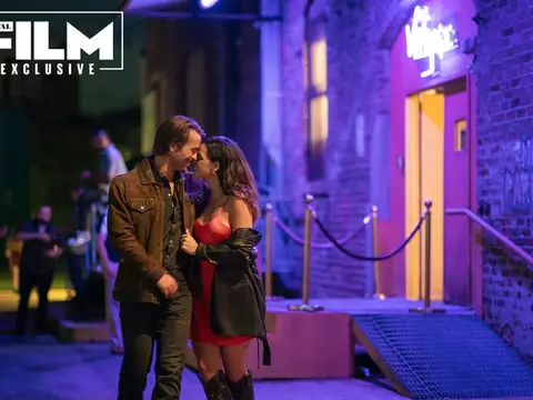Glen Powell e Adria Arjona em Hit Man (Total Film/Netflix/Divulgação)